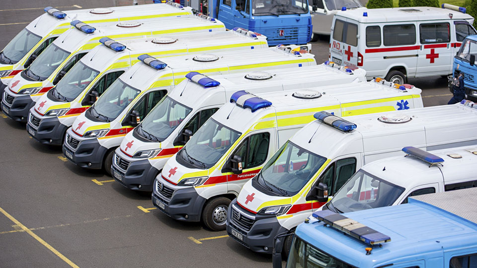 Автопарк клиники - ряд машин скорой помощи